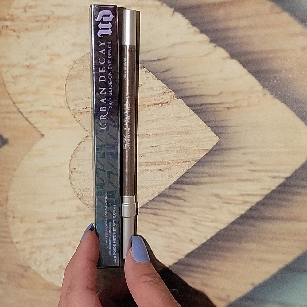 24/7 Glide -on eye pencil .